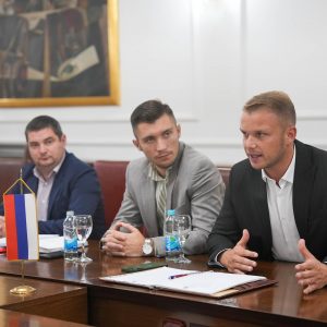 О случају „Аутопревоз“: Одржан састанак у Градској управи, градоначелник поручио да ће присуствовати и сутрашњој деложацији и бранити имовину Града