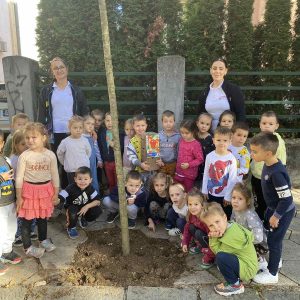 Настављена јесења садња: Најмлађи садили тулипан у дрвореду у Улици Бранка Радичевића Настављена јесења садња: Најмлађи садили тулипан у дрвореду у Улици Бранка Радичевића