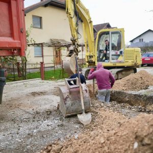 Почели радови: Након водоводног, мјештани Билећке улице добијају и бесплатан прикључак на канализациону мрежу Почели радови: Након водоводног, мјештани Билећке улице добијају и бесплатан прикључак на канализациону мрежу