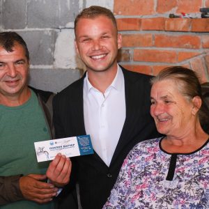 Изграђен додатни водоводни крак у Јагарама, мјештанима ваучере за бесплатан прикључак на водоводну мрежу уручио градоначелник Изграђен додатни водоводни крак у Јагарама, мјештанима ваучере за бесплатан прикључак на водоводну мрежу уручио градоначелник