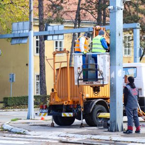 У току имплементација паметних семафора у центру града и постављање стубића уз бициклистичке стазе У току имплементација паметних семафора у центру града и постављање стубића уз бициклистичке стазе