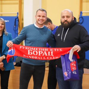 Градоначелник посјетио РК „Борац“ и уручио додатну новчану подршку Градоначелник посјетио РК „Борац“ и уручио додатну новчану подршку