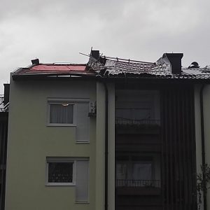 Посљедице олујног невремена: Ватрогасна бригада интервенисала два пута, дио крова на згради у Симе Миљуша однио вјетар