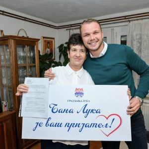 Бања Лука је ваш пријатељ: Градоначелник уручио рјешење о бесплатној легализацији породици Миловановић из Чесме Бања Лука је ваш пријатељ: Градоначелник уручио рјешење о бесплатној легализацији породици Миловановић из Чесме