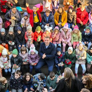 Празнично на улицама Бање Луке: Свети Никола пристигао кочијама и обрадовао малишане дивним поклонима