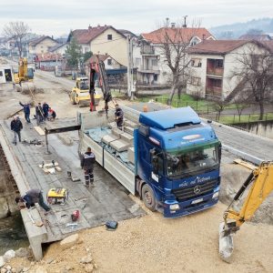 Завршни радови на изградњи моста преко Широке ријеке у Дервишима Завршни радови на изградњи моста преко Широке ријеке у Дервишима