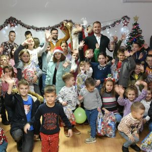 Пакетићи за малишане из Врбање, градоначелник поручио: Направили смо план улагања у ово насеље Пакетићи за малишане из Врбање, градоначелник поручио: Направили смо план улагања у ово насеље