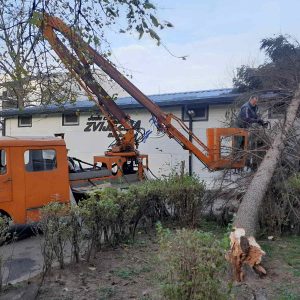 Надлежне службе од синоћ на терену, уклањају посљедице јаког вјетра: Позив грађанима да предузму превентивне мјере Надлежне службе од синоћ на терену, уклањају посљедице јаког вјетра: Позив грађанима да предузму превентивне мјере