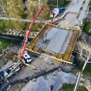У току излијевање бетонске плоче: Слиједе завршни радови на изградњи моста преко ријеке Широке у Дервишима У току излијевање бетонске плоче: Слиједе завршни радови на изградњи моста преко ријеке Широке у Дервишима
