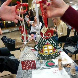 Придружите се: Креативне радионице за израду новогодишњих украса сриједом у Дому омладине