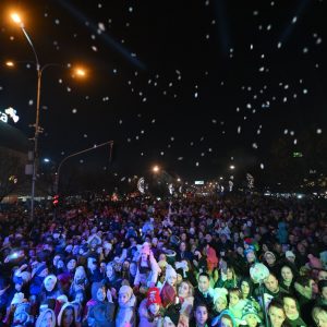 Магија зимског града: Уз виле, вилењаке, Дједа Мраза и лампионе „Зимзобал“ званично отворио своја врата Магија зимског града: Уз виле, вилењаке, Дједа Мраза и лампионе „Зимзобал“ званично отворио своја врата