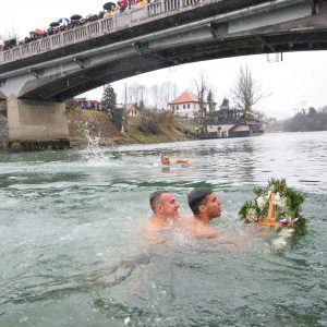 Одржана Богојављенска литија и пливање за Часни крст: 33 младића пливала за суграђанина Слободана Кесића, до крста први допливао Никола Ћосић Одржана Богојављенска литија и пливање за Часни крст: 33 младића пливала за суграђанина Слободана Кесића, до крста први допливао Никола Ћосић