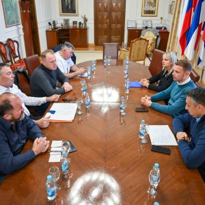 Градоначелник након састанка са таксистима: Обезбиједићемо им потребна мјеста за рад, отворили смо још једно деценијско питање