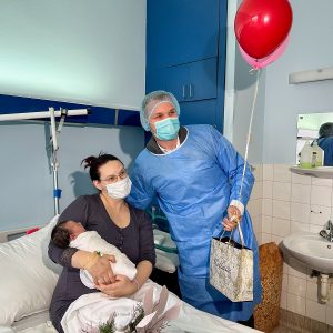 Градоначелник традиционално даривао прворођену бебу у новој години