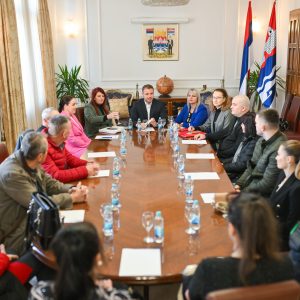 Олакшица за кућне буџете: Градоначелник суграђанима уручио рјешења о бесплатним грађевинским дозволама