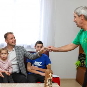 Деценија хуманости: Градоначелник обишао вишечлану породицу Гавриловић из Поткозарја Деценија хуманости: Градоначелник обишао вишечлану породицу Гавриловић из Поткозарја