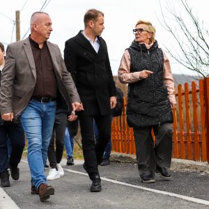 Безбједније кретање за пјешаке: Мјештани Карановца добили тротоар уз магистрални пут Безбједније кретање за пјешаке: Мјештани Карановца добили тротоар уз магистрални пут