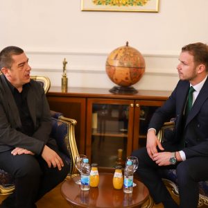 Градоначелник честитао Стеви Грабовцу на овогодишњој награди „Владан Десница“ Градоначелник честитао Стеви Грабовцу на овогодишњој награди „Владан Десница“