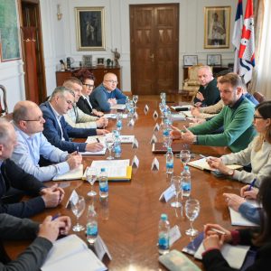 Градоначелник са превозницима о највећој реформи јавног превоза, најавио бесплатне и повољније карте