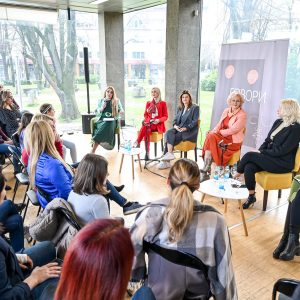 Одржана панел дискусија на тему „Изазови на путу снажне жене“ Одржана панел дискусија на тему „Изазови на путу снажне жене“