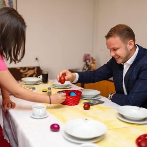 Поводом Ускрса: Градоначелник у дому породице Петрушић Поводом Ускрса: Градоначелник у дому породице Петрушић