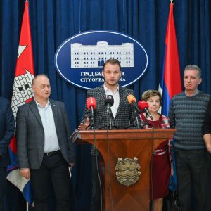 Градоначелник са пензионерима: Бесплатан јавни превоз је политика од које нико нема право да одустане