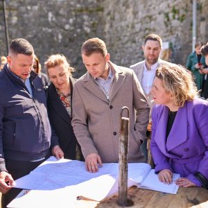 Почели радови, градоначелник поручио: Освјетљењем зидина Кастела овај градски симбол добиће свој пуни сјај