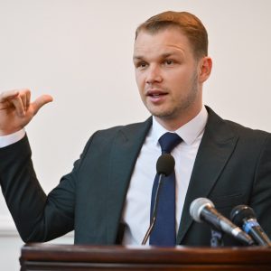 Градоначелник о забрани кладионица: Резолуцијом исказујемо опредијељеност да чувамо младе, до новог закона усвојити веће таксе Градоначелник о забрани кладионица: Резолуцијом исказујемо опредијељеност да чувамо младе, до новог закона усвојити веће таксе