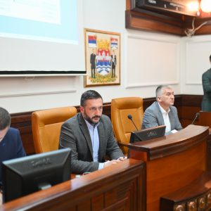 Одборници исцрпили дневни ред, гласање заказано за сутра Одборници исцрпили дневни ред, гласање заказано за сутра