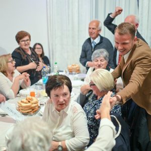 Поводом Дана жена: Градоначелник са пензионеркама, најавио нове погодности за најстарију популацију Поводом Дана жена: Градоначелник са пензионеркама, најавио нове погодности за најстарију популацију