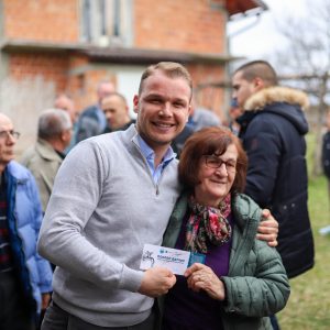 Вода коначно стигла и у Гранолиће, Лолиће и Јоргиће: Градоначелник уручио и ваучере за бесплатне водоводне прикључке Вода коначно стигла и у Гранолиће, Лолиће и Јоргиће: Градоначелник уручио и ваучере за бесплатне водоводне прикључке
