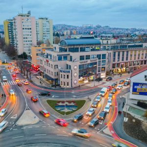 За квалитетније одвијање саобраћаја: Од 7. до 9. марта формирање двије излазне траке за искључење из кружног тока према Гимназији За квалитетније одвијање саобраћаја: Од 7. до 9. марта формирање двије излазне траке за искључење из кружног тока према Гимназији