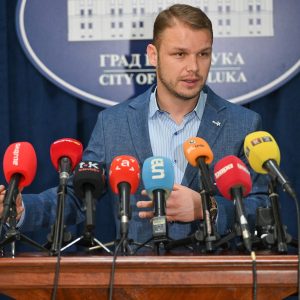 Након данашњег састанка, градоначелник најавио да је заказана сједница Колегијума Скупштине и да ће поново предложити одлуку о порезу на непокретности Након данашњег састанка, градоначелник најавио да је заказана сједница Колегијума Скупштине и да ће поново предложити одлуку о порезу на непокретности