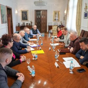 Градоначелник на састанку са превозницима: Ускоро бесплатан превоз за 48 хиљада наших суграђана Градоначелник на састанку са превозницима: Ускоро бесплатан превоз за 48 хиљада наших суграђана