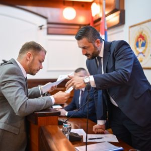 Почела 18. ванредна сједница Скупштине Града: Одборници о кредитном задужењу и прерасподјели буџетских средстава Почела 18. ванредна сједница Скупштине Града: Одборници о кредитном задужењу и прерасподјели буџетских средстава