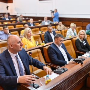 Okončana 17. vanredna sjednica Skupštine Grada: Usvojen prijedlog odluka o nagradama i priznanjima povodom Dana Grada, bez podrške za kalendare kulturnih i turističkih manifestacija