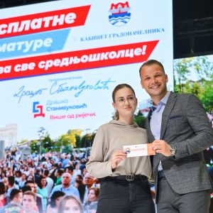 Градоначелник уручио ваучере за бесплатну матуру: Стало ми је да знате да живите у граду који брине о вама