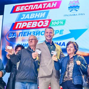 Уручене прве картице пензионерима, градоначелник: Испунили смо обећано, бесплатан јавни превоз је реалност