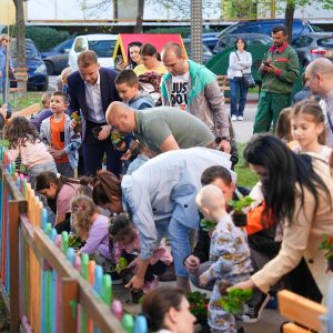 Чист град, дуга љубав: Централна акција уређења насеља у центру, граодначелник са суграђанима засадио цвијеће и нове саднице Чист град, дуга љубав: Централна акција уређења насеља у центру, граодначелник са суграђанима засадио цвијеће и нове саднице