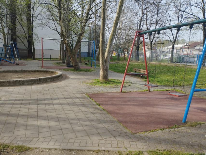 Фото: Очишћено игралиште у Улици Симе Матавуља