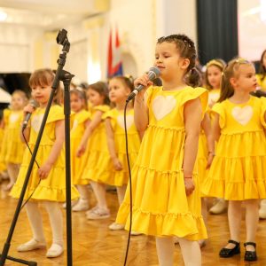 Три деценије Дјечијег хора „Врапчићи“: Промоцији филма присуствовао и градоначелник