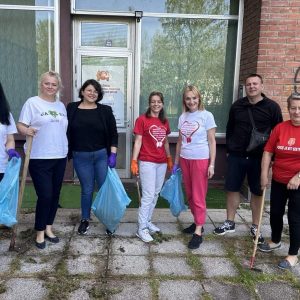 Уређивали плато испред канцеларије Удружења медицинских сестара, техничара и бабица Републике Српске, придружили се и представници Града