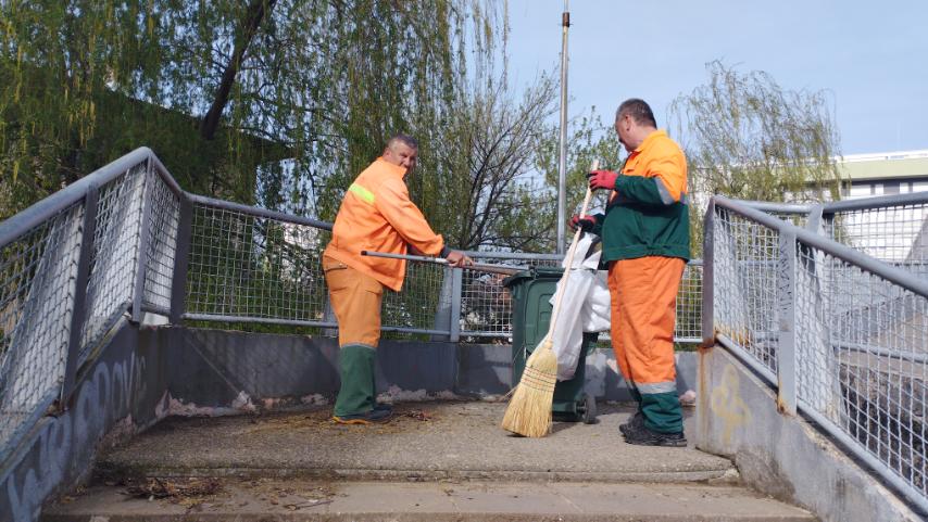 Фото: Чишћење пасареле у Улици Николе Пашића