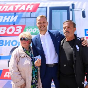 Настављена подјела: Градоначелник уручио картице за бесплатан јавни превоз за још 1.100 пензионера