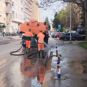 Екипе на терену: Почело прање улица и појачано чишћење града