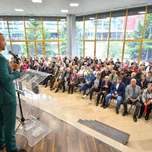 Подршка за наше најстарије суграђане: Настављено уручење картица за бесплатан јавни превоз