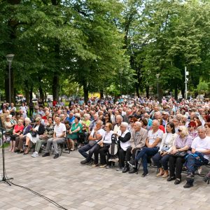 Погодности за наше суграђане: Уручене картице за јавни превоз и рјешења о легализацији
