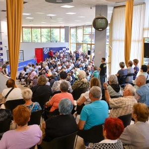 Настављена подјела: Градоначелник уручио нове картице за бесплатан јавни превоз пензионерима