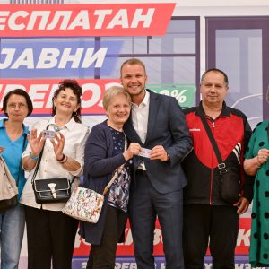 Настављена подјела: Уручене нове картице за бесплатан јавни превоз пензионерима