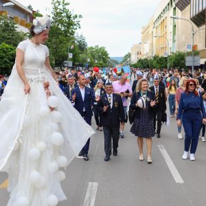 Карневалисти приредили спектакл: Пјесма, плес и мноштво шарених костима обиљежили 3. Међународни бањалучки карневал